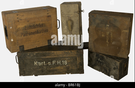 Accessoires, Ensemble de caisses allemandes, comprenant deux caisses en bois feldgrau, l'une pour 3 douilles d'obusier lourd type 18 avec marquage 'Kart. S.F. H.18' à la peinture blanche, couvercle doublé carton et cornières renforcées, l'autre pour 2 douilles d'artillerie marquée sur le couvercle en blanc 'Kart. J.G.33' (obusier lourd d'infanterie modèle 1933), une caisse en tôle à couvercle articulé (avec compas) avec double compartimentage, cales bois et poignée en toile sable, marquée sur le couvercle en blanc 'Zubehör Z tvorholer J.G.' et aux faces latér, Lufthérr, Stockfoto