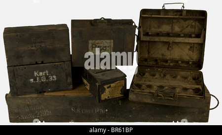 Accessoires, Ensemble de caisses allemandes, comprenant 3 caisses en bois feldgrau, deux d'eux pour 2 douilles d'artillerie marquée sur le couvercle en blanc 'Kart. J.G.33' (modèle d'infanterie troisième 1933) avec une seule poignée, la à pour 30 Granaten à fusil avec belle étiquette blanche tôle l'intérieur du couvercle '30 Gegewehr Sprengsgranaten', Fabrication du 15 janvier 1943 (usine 'wa'), une valise en Bus, prenzable de 12 cm pour vourée Marquages effacés), un conteneur métallique pour 2 chargeurs de Canon de 2cm avec mA, Stockfoto