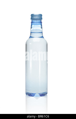 Kunststoff-Flasche Mineralwasser auf weißem Hintergrund Stockfoto