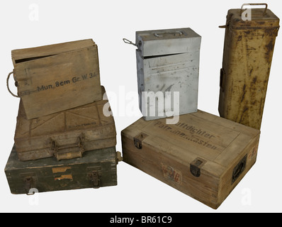 Accessoires, Ensemble de caisses allemandes, comprenant une valise d'obus explosifs incendiaires traceurs de 3,7 cm de Flak marquée à la peinture noire '3,7 cm Flak 18' avec ses calages intérieurs, peinture jaune 43 et poignée bois, UN conteneur rectangulaire en tôle nercurée peinte en jaune 43 pour 4 obus encartouchés de caliber 5cm / 38 avec étiquette à l'intérieur du couvercle (manque les calages boises), "Une caissette fabriquée en 1944 en contrrepaqué pour obus de mortier de 8 cm marquée sur le couvercle en noir 'Mun." 8 cm gr. W. 34' avec poignée corde, Stockfoto