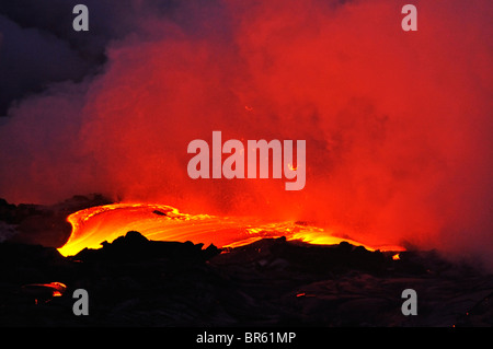 Fluss der geschmolzene Lava fließt nach Meer, Kilauea-Vulkan, Hawaii Inseln, Vereinigte Staaten Stockfoto