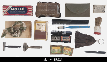 Eine Gruppe von Geräten der US Army, darunter drei Rasiermesser (Gilette und GEM), eine davon mit Bakelitbox, eine Seife "Wright's" in der Schachtel, ein Kamm der US Army, eine Zahnbürste, eine Wäschebürste, eine Nagelfeile, ein Nähzeug mit Knöpfen und Nadeln, ein Rasierschaum in der Originalschachtel, Verschiedene Kondome (Silver-Tex, Texide). Wir fügen eine Rasierbürste der British Army und ein Erste-Hilfe-Kit der USA hinzu: Historisch, historisch, 1930er, 20. Jahrhundert, USA, Vereinigte Staaten von Amerika, amerikanisch, Objekt, Objekte, Stills, Clipping, Ausschnitte, Ausschnitte, Ausschnitte, Utensil, Stück Ausrüstung, Stockfoto