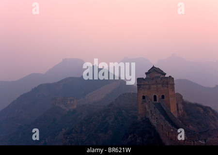 Große Mauer, die Wicklung in den Bergen im Morgennebel, Jinshanling, Hebei, China Stockfoto