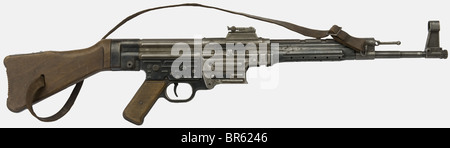 Ein deutsches Sturmgewehr MP 44, gestempelt auf dem Rahmen "bnz" (Steyr-Daimler & Puch), Kaliber 7,92 x 33, Nummer 3112/44b (1944), verschiedene Bolzennummer, Holzgriffplatten, mit Originalschlinge, Originalbluing, kein Magazin. Ohne Handschutz. Historisch, historisch, 1930er, 20. Jahrhundert, Feuerwaffe, Feuerwaffe, Pistole, Feuerwaffen, Schusswaffen, Waffen, Waffen, Waffen, Waffen, Objekte, Objekte, Stills, Clipping, Ausschnitte, Ausschnitte, Ausschnitte, Ausschnitte, Ausschnitte, Ausschnitte, Stockfoto