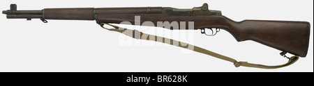 Ein amerikanisches halbautomatisches Gewehr Garand M1 aus einer frühen Produktion von Springfield Armory im Jahr 1942, Kaliber 30/06, Seriennummer 911390. Mit Stoffschlinge und originalem Bluing. Historisch, historisch, 1930er, 20. Jahrhundert, Feuerwaffe, Feuerwaffe, Pistole, Feuerwaffen, Schusswaffen, Waffen, Waffen, Waffen, Waffen, Objekt, Objekte, Stills, Clipping, Clippings, Cut Out, Cut-out, Cut-outs, Stockfoto