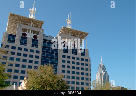 Mobile Regierung Plaza Gebäude mit der Stadt höchstes Gebäude, RSA Battle House Tower im Hintergrund, Mobile, Alabama, USA Stockfoto