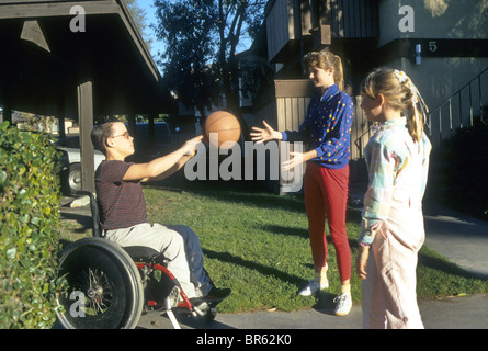 Rollstuhl Handicap Sport Watch Baseball Isolat ausgelassen können nicht in der Lage Limit einschränken unbeweglich Gesundheit Mobilität Mobil bewegen Traum Stockfoto