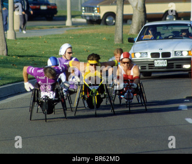 Rollstuhl Handicap Sport Watch Baseball Isolat ausgelassen können nicht in der Lage Limit einschränken unbeweglich Gesundheit Mobilität mobile Zug Rennen Stockfoto