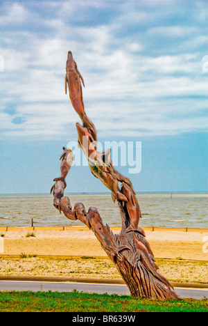 Katrina Skulpturen gestaltete Künstler Dayton Scoggins Tümmler aus einer toten Eiche auf US 90 in Biloxi, Mississippi, Vereinigte Staaten Stockfoto