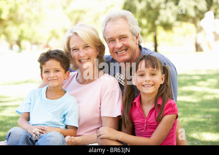 Großeltern und Enkel Tag im Park zu genießen Stockfoto