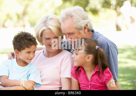 Großeltern und Enkel Tag im Park zu genießen Stockfoto