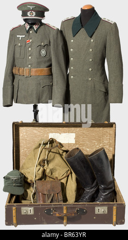 Ein einheitliches Ensemble eines Leutnants, in der 2. Rauchwaren-Division. Visierkappe aus feldgrauer Wolle mit dunkelgrünem Kappenband und weinroten Pipings. Feldmütze aus feldgrauem Garbadin, die Oberseite mit silberner Paspel und mit maschinenembrochtem Trapezadler. Tunika aus feldgrauer Wolle mit dunkelgrünem Kragen, komplett mit allen Insignien. Mantel aus Feldgrauer Wolle mit dunkelgrünem Kragen. Im Lieferumfang enthalten ist ein privat gekaufter Rucksack, ein brauner Gürtel mit doppelzackigen Schnallen, eine Kartenkoffer und schwarze Jackboots. Teilweise Mottenschäden. Anzeichen von Verschleiß. Historisch, historisch, 1930er, 1, Stockfoto