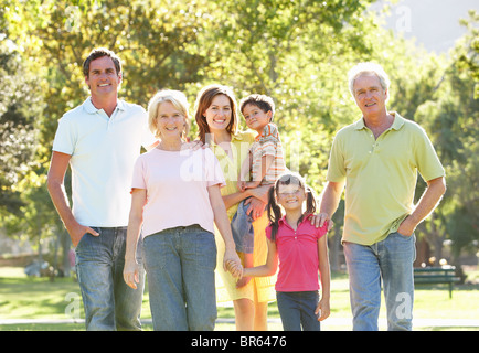 Gruppenbild der Spaziergang im Park-Familie erweitert Stockfoto