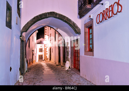 Portugal, Alentejo: Malerische Gasse Rua do Espirito Santo im historischen Dorf Marvao Stockfoto