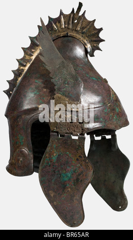 Ein Chalcidian-Helm, der sogenannte "geflügelte griffin-scheitelhelm", 4. Jahrhundert vor Christus Bronze, hoher Schädel. Das abnehmbare griffin-wappen aus zwei genieteten Blechen ist an verlöteten Haken befestigt. Glattes, eingeprägtes Feld auf der Stirn mit Lötspuren aus einer früher vorhandenen Applikation, darüber ein Befestigungsring. Voluten an den Seiten mit genieteten naturalisttisch geformten Blechflügeln. Drei zusätzliche Löcher über den Voluten sind entweder das Ergebnis einer alten Reparatur oder der Verschiebung der Flügel. Lang gebogene Wangenstücke mit Kinngurt-Löchern und röhrenförmigen Scharnieren. Stockfoto