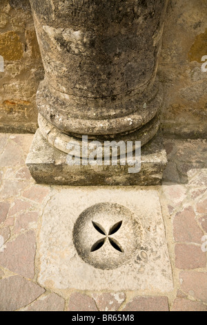 Alten Stein Wasser / regen drain das Amphitheater an der zerstörten römischen Stadt Italica / Italica in der Nähe von Sevilla, Spanien. Stockfoto