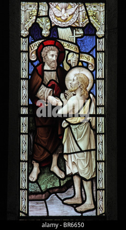 Ein Buntglasfenster von Lavern, Barraud & Westlake, das die Taufe Jesu darstellt, Morwenstow Church, Cornwall Stockfoto