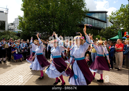 Kettelbridge Clogs Morris tanzen als Bestandteil der Thames Festival in London. Stockfoto