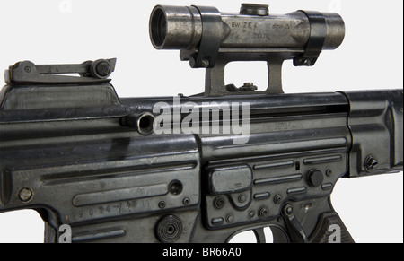 Ein deutsches Sturmgewehr MP 44, auf der Vorderseite des Rahmens mit einem Stempel "fxo" versehen (C.G. Haenel Waffen & Fahrrad Fabrik Suhl), Kaliber 7,92 x 33, Nummer 9014n, passende Nummern (die Stockgehäuse-Nummer neu aufgefüllt), Holzgriffplatten, Originalschlinge, reblued. Eine seitliche Schienenhalterung, die auf der rechten Seite des Rahmens angeschweißt ist (zweifelhaft). Nach dem Krieg mit dem Muster ZF 4 Scope Number 28476 made by 'dow' (Opticotechica GmbH Prerot, Prot and Triangle) und einem seitlichen Scope mounting Replica. Historisch, historisch, 1930er, 20. Jahrhundert, Objekt, Objekte, Stills, Clipping, Clippings, Cut o, Stockfoto