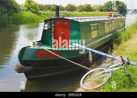 Glasson Dock, Lancaster, Lancashire, England. Schmale Boot vor Anker am Fluß Lune. Stockfoto