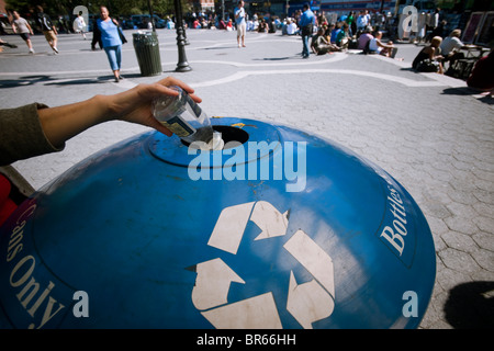 Recycling-Müll Behälter im Union Square Park in New York auf Mittwoch, 15. September 2010. (© Richard B. Levine) Stockfoto