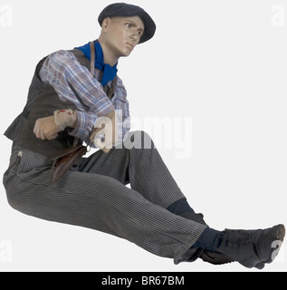 Frankreich, Résistant francais, sur Mannequin. UN béret basque en laine (nomreux trous de miles, pourtour arraché, doublure disparu). UN foulard en tissu bleu. UN boléro à quatre poches plus une martingale. UN étui simplifié pour le revolver Réglementaire modèle 1892, le passant arrière est abwesend et l'intérieur a été découpé au niveau des logements pour les cartuches, la bretelle Réglable, en cuir, est présente. UN pantalon à rayures comportant deux poches latérales. Une paire de chaussettes bleues. Une fause paire de brodequins style 1917 très abimés, Stockfoto