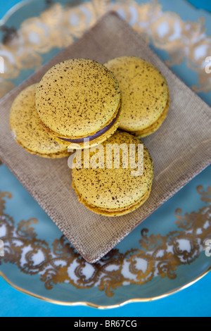 vier gelbe Kaffee aromatisierte Makronen cookies Stockfoto