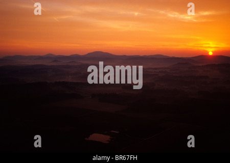 Luftaufnahme von Sunrise in den NC-Bergen Stockfoto