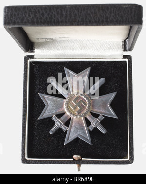 Zehn gepackte Kriegsverdienstkreuze 1. Klasse mit Schwertern, von der Firma Deschler & Son Silvered (getrübt), NE-Metallausführungen mit brünierten Kanten, die gestanzten Nadeln sind "1". Silber beeindruckte Gehäuse mit Druckknopfverschlüssen, auf dem Deckelhersteller "Deschler & Sohn München" korrodierten die Gehäusefarben, ansonsten jedoch in ausgezeichnetem, unverschlissenem Zustand. Aus einem Münchner Dachboden: Historisch, historisch, 1930er, 1930er, 20. Jahrhundert, Auszeichnungen, Auszeichnung, Deutsches Reich, Drittes Reich, NS-Zeit, Nationalsozialismus, Objekt, Objekte, Stills, Medaille, Dekoration, Medaillen, Deko, Stockfoto