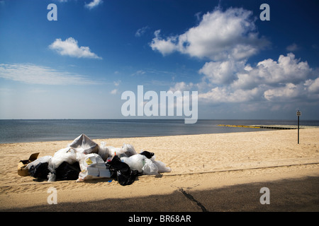 Müllbeutel gesammelt an einem geschlossenen Strand durch Öl zu verschütten entlang der Golfküste. Stockfoto