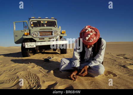 Land Cruiser Fahrer spielt auf den Kamm der Düne in der Nähe von Siwa Oase ägyptisch-libyschen Wüste Spiel im sand Stockfoto