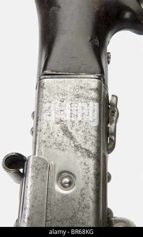 Armes A EU, Mitrailleuse allemande MG 42, Kaliber 7,92 x 57, fabriqué par l'usine 'cra' (Maget Maschinen- und Gerätebau GmbH) en 1943, numéro 6775. Arme sans son bronzage, crosse bakélite somber, plaquettes de poignée bakélite noire, dotée de sa grille de visée antiaérienne, levier d'armement pour secteurs froids (groß), avec son bipied. M42 Manque Grille de visée anti aérien, Stockfoto