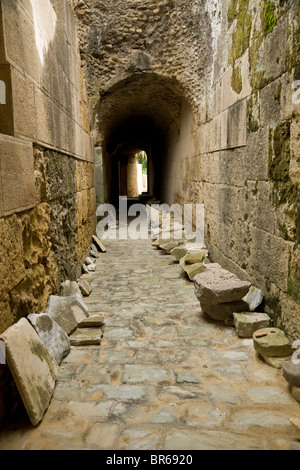 Gang / Flur / Durchgang / Durchgang bis zum Amphitheater an der zerstörten römischen Stadt Italica / Italica in der Nähe von Sevilla, Spanien. Stockfoto