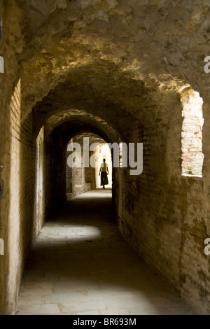 Entfernte touristische im Flur, der das Amphitheater an der zerstörten römischen Stadt Italica Kreise / Italica in der Nähe von Sevilla, Spanien. Stockfoto