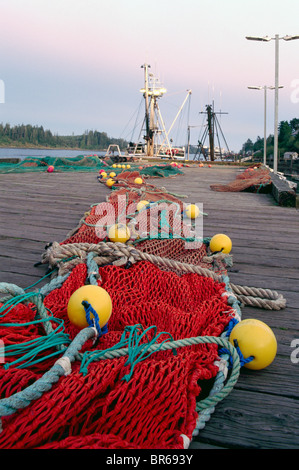 Ucluelet, BC, Vancouver Island, British Columbia, Kanada - kommerzielle Fischerei Net ausgestreckt auf Dock Stockfoto