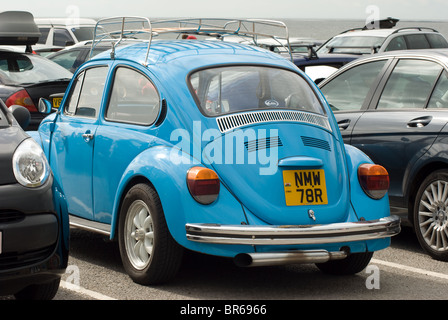 Blauer VW-Käfer parkte am Southerndown, South Wales, UK Stockfoto