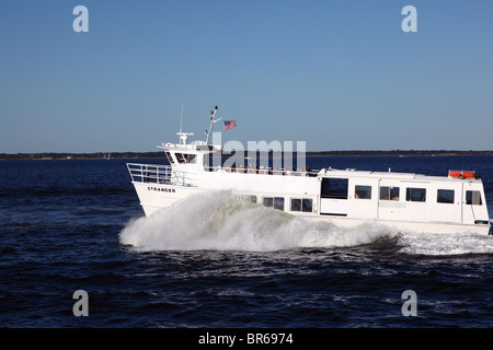 Der Fremde Fähre Pflügen durch das Wasser der Great South Bay zwischen Fire Island und Bay Shore, New York Stockfoto