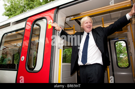 Boris Johnson, in einem brandneuen Londoner U-Bahn-Zug, England. Stockfoto