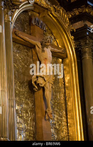 Statue von Christus & Innenraum der Marienkirche in Krakau, Polen Stockfoto