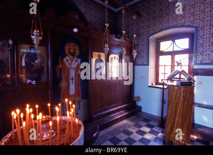 Das Innere der kleinen Kirche von Panayia Gorgona (The Virgin Mary Mermaid) bei Skala Sykaminias. Stehend auf dem Steg in th Stockfoto