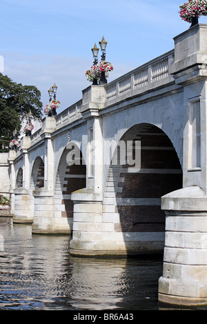 Sie stromaufwärts von Kingston Bridge, London SW. Stockfoto