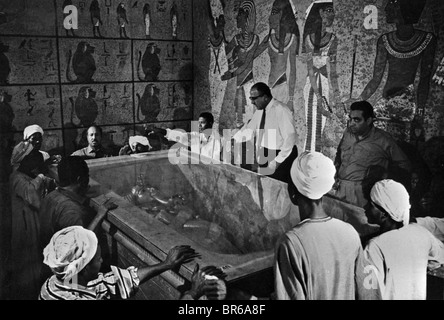 Howard Carter entdeckt das Grab des Tutanchamun im Tal der Könige, in der Nähe von Luxor in Ägypten im November 1922. von Bildmaterial im Archiv der Presse Portrait Service (ehemals Presse Portrait Präsidium) gescannt Stockfoto