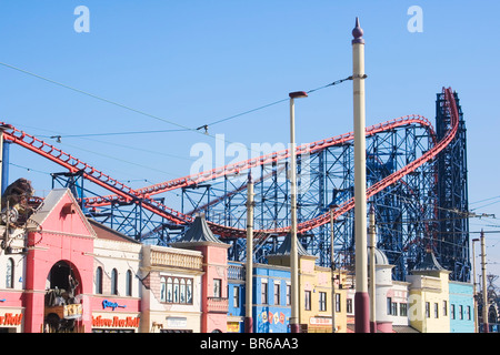 Blackpool, Lancashire, England. Großen eine Achterbahn auf Pleasure Beach. Stockfoto