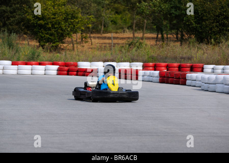 Teenager im Go-Kart Stockfoto