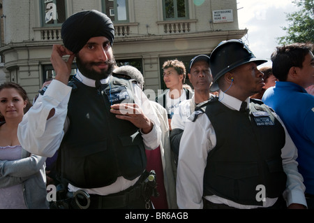 Asien und West Indian London Polizeibeamte in Notting Hill Carnival. Stockfoto