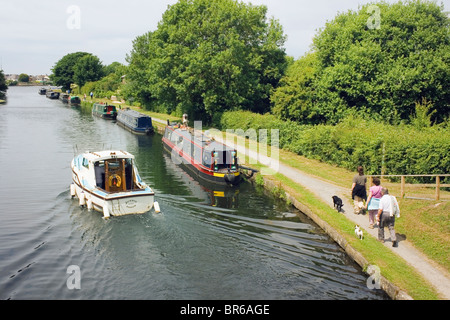 Glasson Dock, Lancaster, Lancashire, England. Schmale Boote vertäut am Fluß Lune. Stockfoto