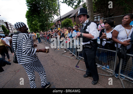 Polizei und Performer bei jährlichen West Indian Notting Hill Carnival West London. Stockfoto