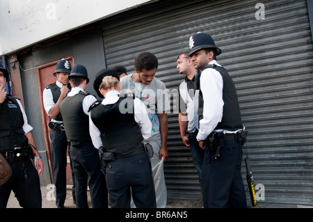 Gruppe von Polizisten suchen Menschen in Notting Hill Carnival Stockfoto