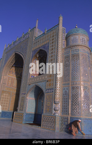 Ein Arbeiter fegt die polierten Fliesen unterhalb der geflieste Fassade von der blauen Moschee Mazar-i-Sharif Balkh Provinz Stockfoto