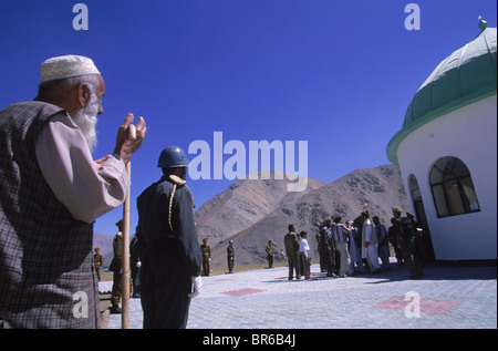 Ein älterer Mann betet vor dem Heiligtum von Ahmad Shah Masood im Panjshir-Tal. Stockfoto